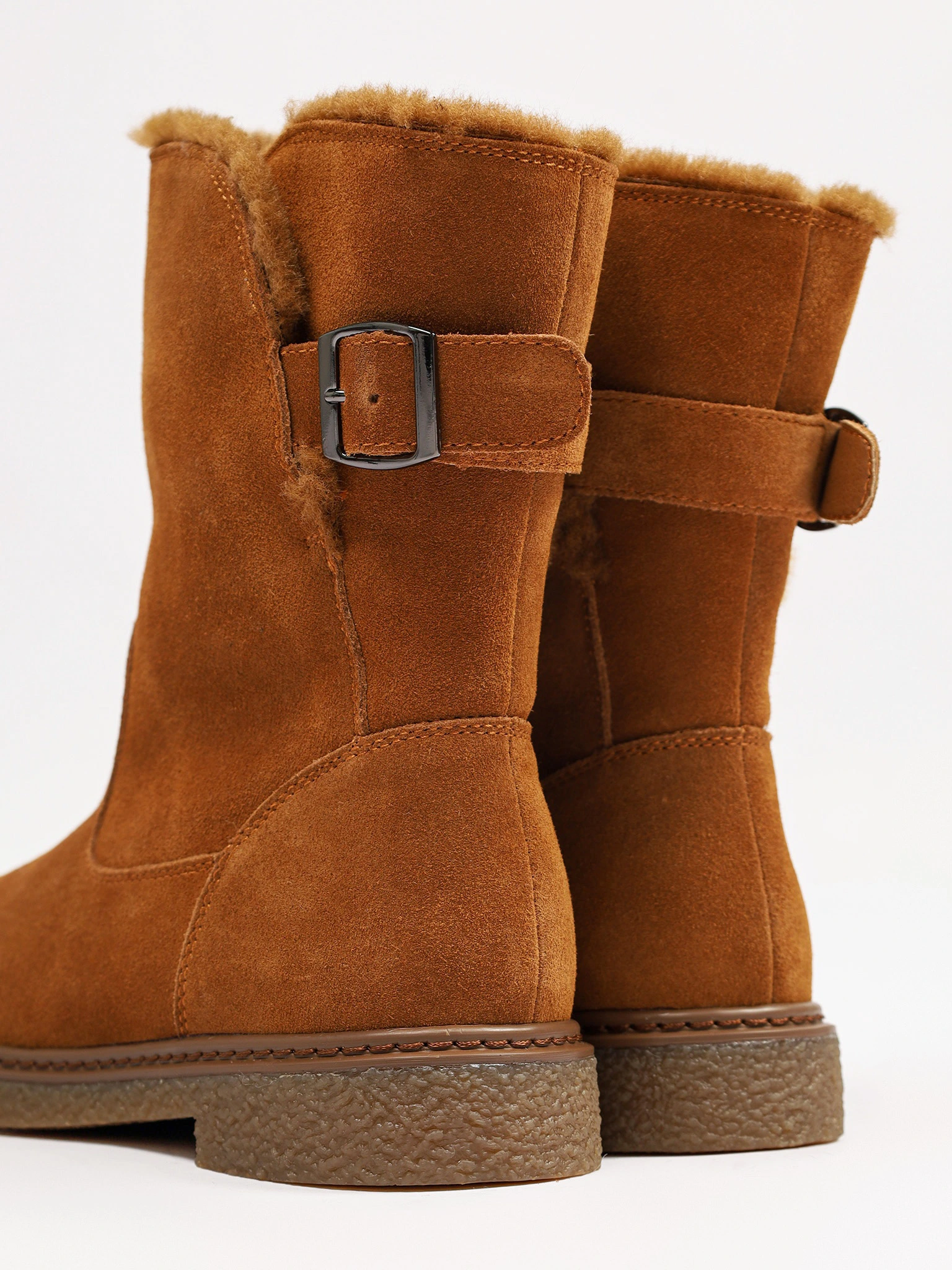 Ботинки рыжего цвета с ремешком на низком каблуке